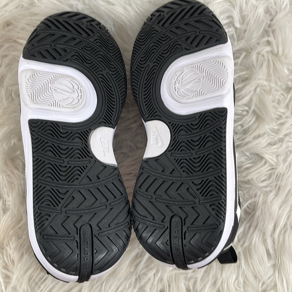 NIKE Team Hustle D 11 Big Kids' Basketball Shoes Black & White Size 7Y NEW - Picture 10 of 16
